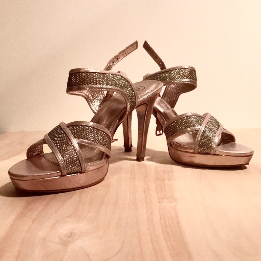 Gold sparkly Adrianna Papell pumps